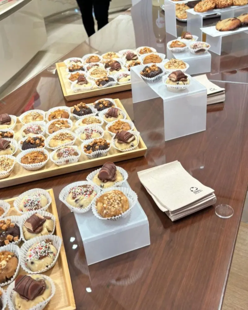 Plateaux de bouchées de cookie dough sur une table d’événement