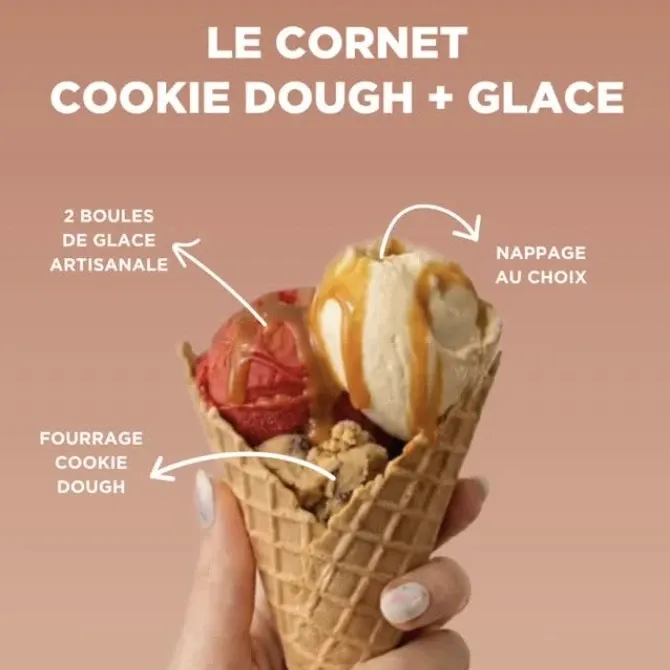 Le cornet cookie dough + glace : deux boules de glace artisanale, nappage au choix et fourrage cookie dough