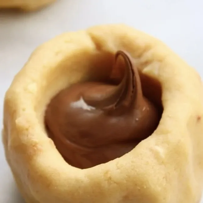 Boule de cookie dough ouverte, fourrée au Nutella
