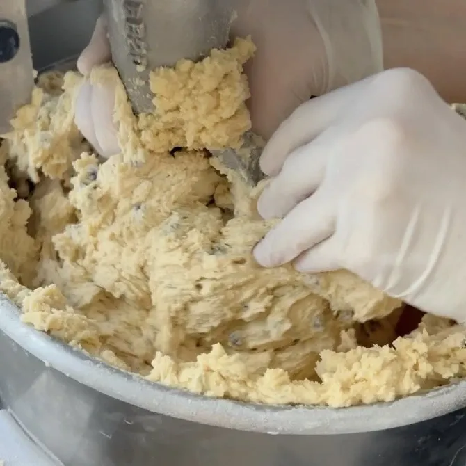 Pâte à cookie dough mélangée à la main, dans la cuve du batteur